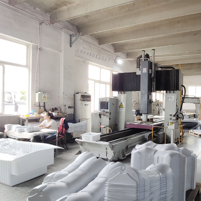 1747015602135501.jpg 1厚片吸塑件五轴加工中心5.jpg