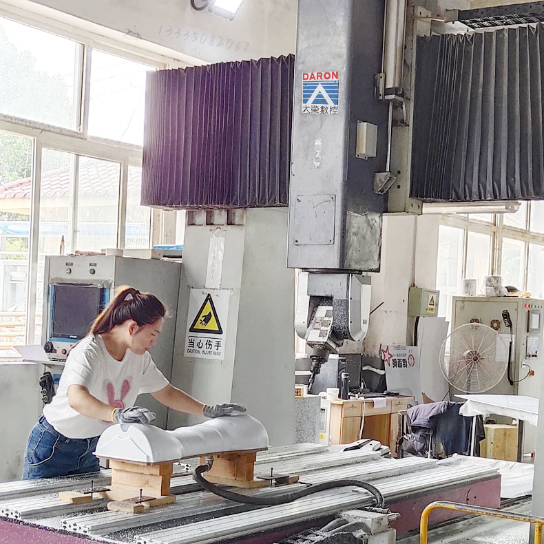 1748915361160518.jpg 1厚片吸塑件五轴加工中心8.jpg