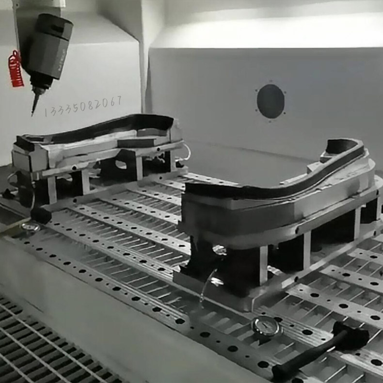 全封闭式五轴加工中心，碳纤维复材加工**设备