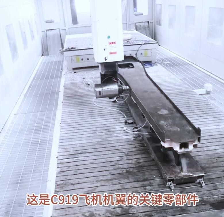 碳纤维五轴加工中心2.jpg