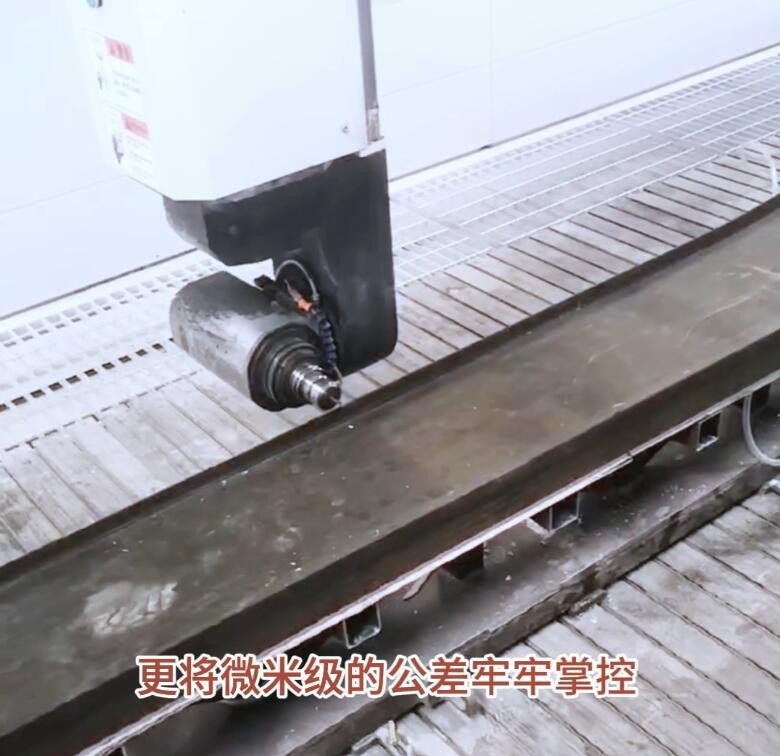 碳纤维五轴加工中心4.jpg